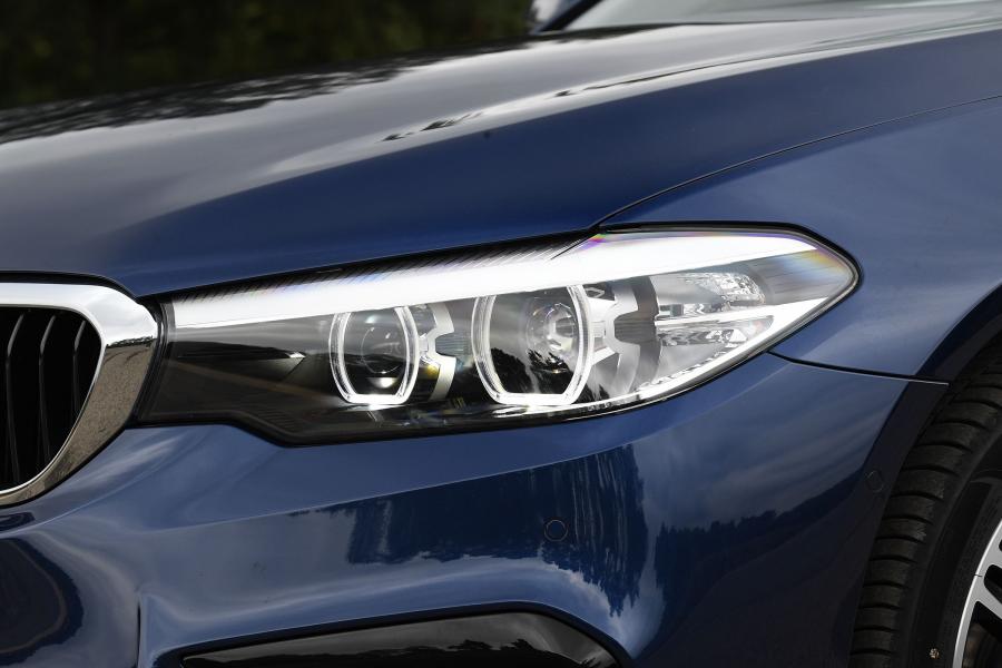 Детали экстерьера BMW 520i Sedan M Sport (G30) 2017 года  (UK) (фото 2 из 14)